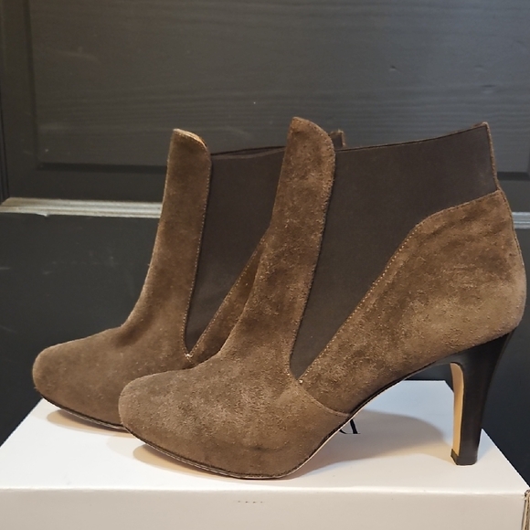 Dana Davis Elegant Brown Suede Ankle Boots - Picture 1 of 5